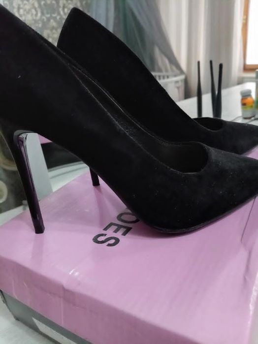 Продается новая обувь замшевая