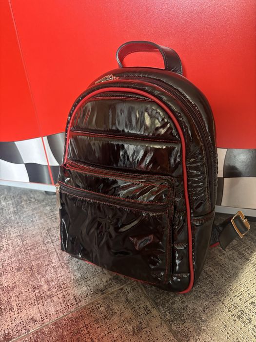 Черна чанта лак с бордо кант