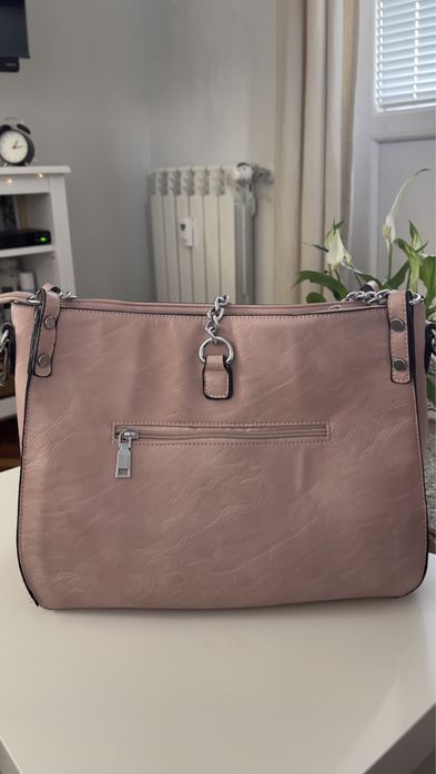 Розова чанта с капси.