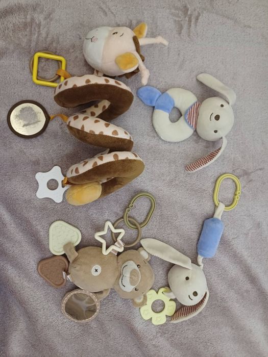 Бебешки играчки за количка.