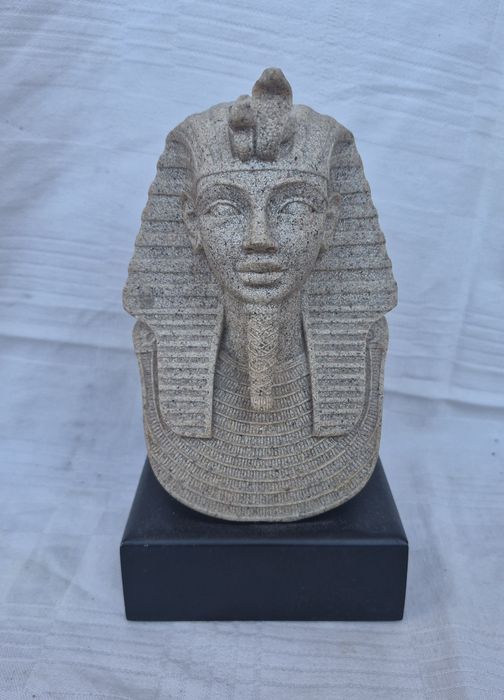 Figurină egipteană bust Tutankhamun din calcar (Lime stone) Colecția Regency, 20cm.