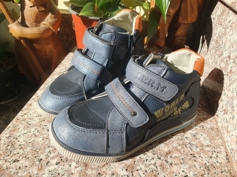 Детски затворени обувки