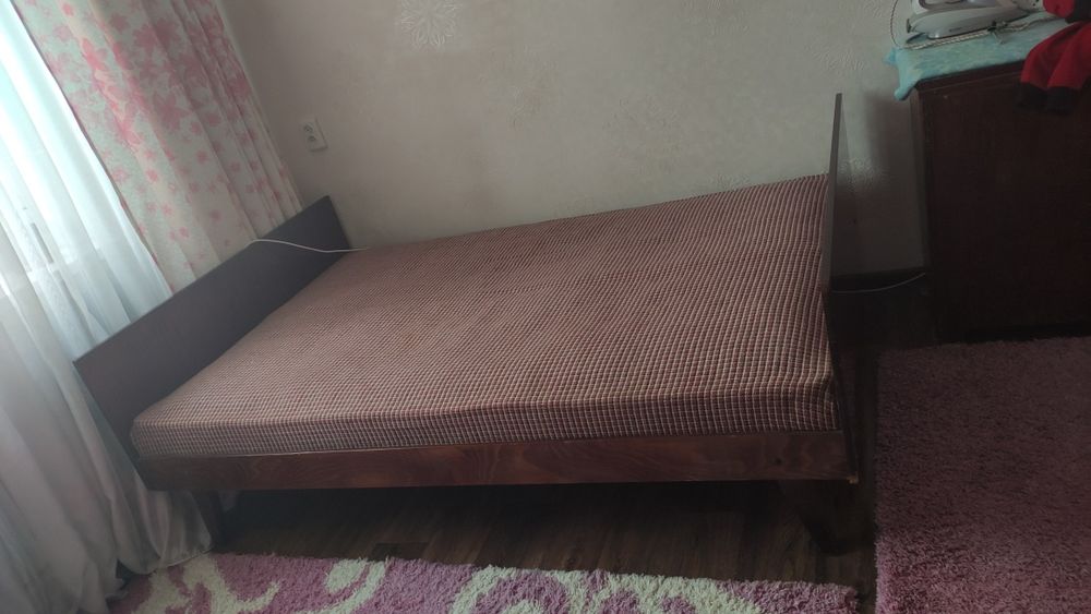 Б/у кровать полуторка,деревянная