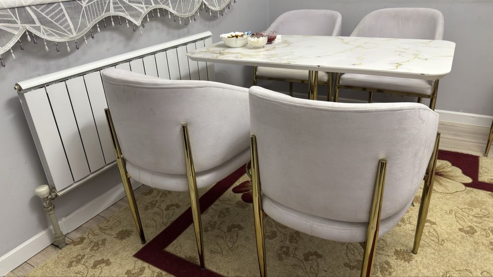 Стол со стульями