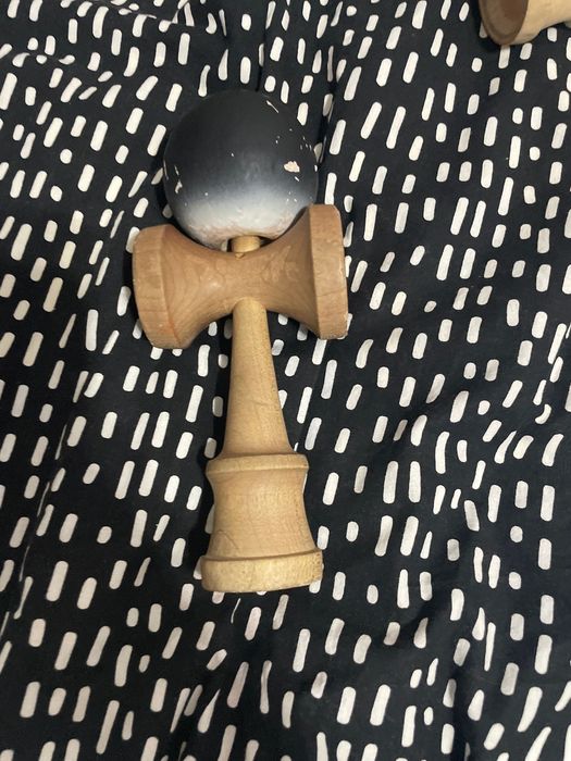 Vând Kendama  bisoi plus o kendama