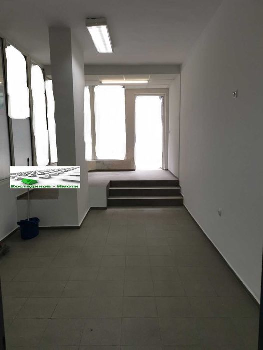 Дава се под наем Магазин в Пловдив, Младежки Хълм - 31 кв.м за 298.86 € - Снимка #1