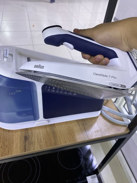 Утюг Braun.