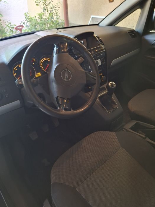 Vând Opel Zafira