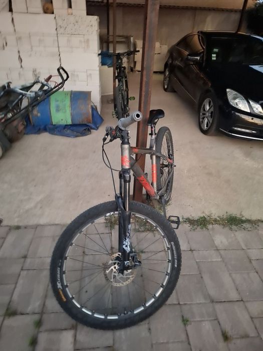 Bicicleta comencal el cammino 27.5 este modificata ca wheelie bike