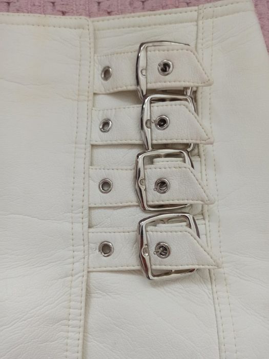 Кожена пола - бяла