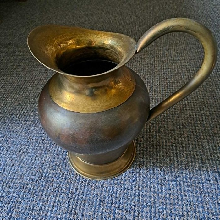 Vand doua carafe mari din alama si cupru .Trimit ramburs