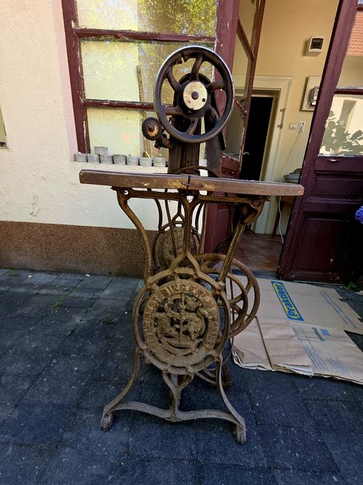Vand doua masini de cusut marca SINGER. Una este foarte veche cu suveica, cealalta este o masina de cusut scufundabila.