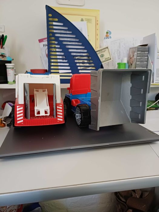 Masinute rezistente ambulanta si camion