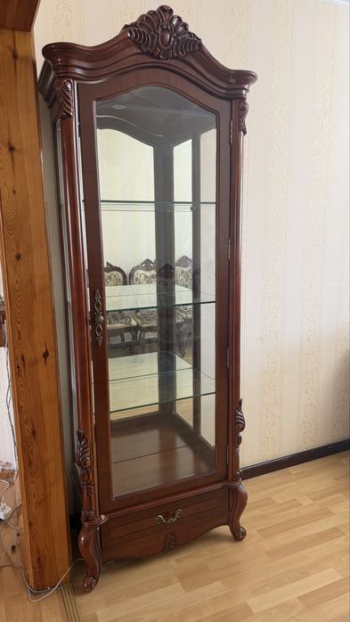 Продам стол стулья и сервант