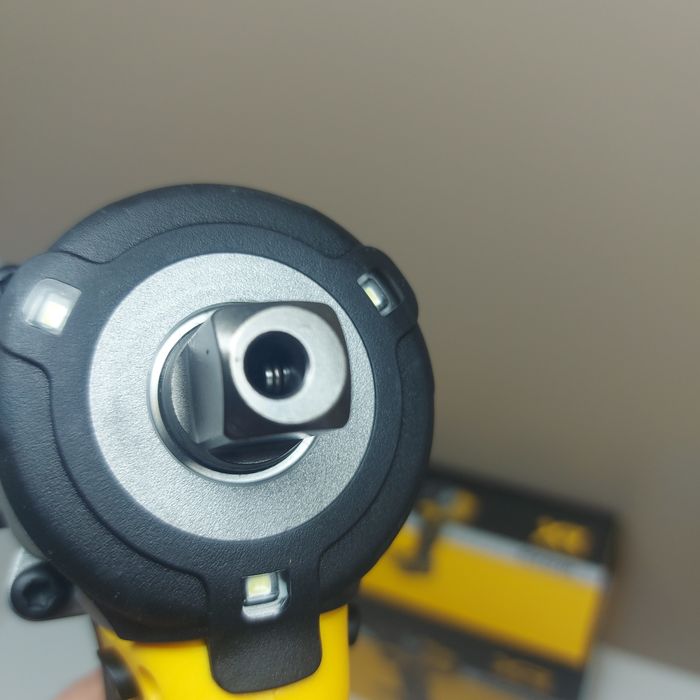 Безчетков гайковерт Dewalt DCF922N