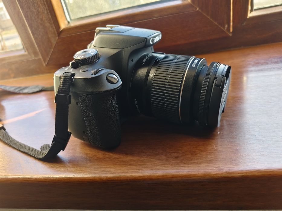 Зеркальный фотоаппарат Canon EOS 2000D
