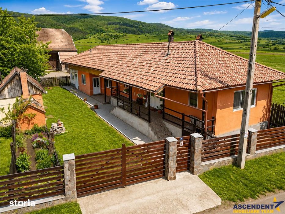 1.200mp teren si casa cu gradina inflorata, aproape de Targu Secuiesc:
