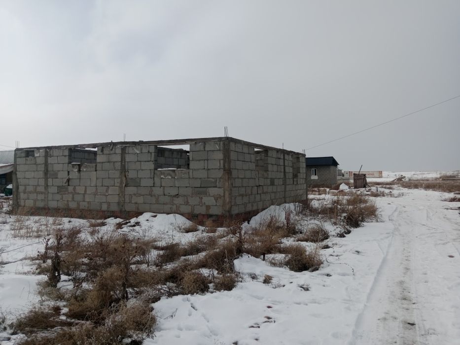 Продам недостроенный дом с участком