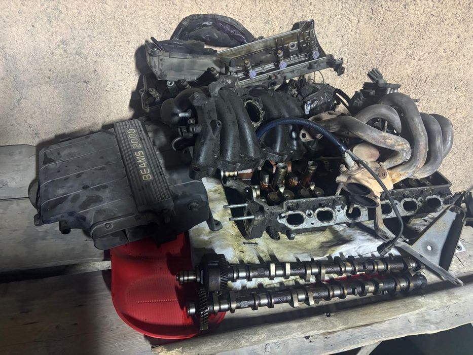 Мотор машины в разобронном виде