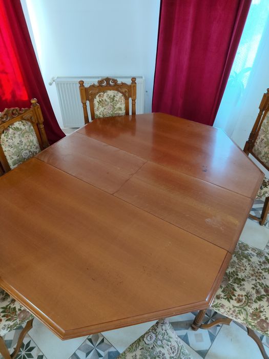 Masa din lemn   extensibilă cu 6 scaune.