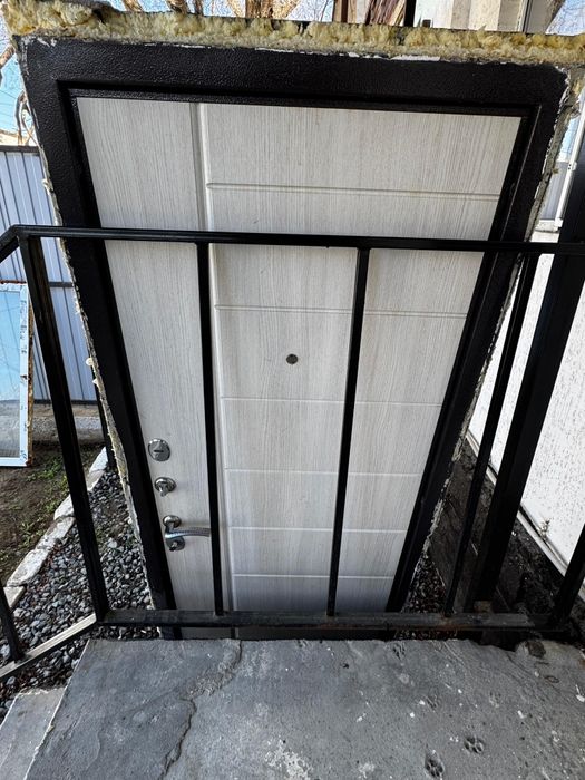 Окна и дверь входная