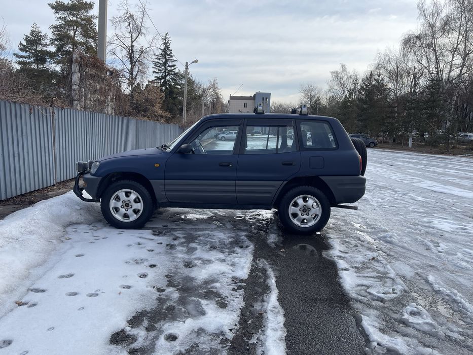 Автомобиль- Rav4.