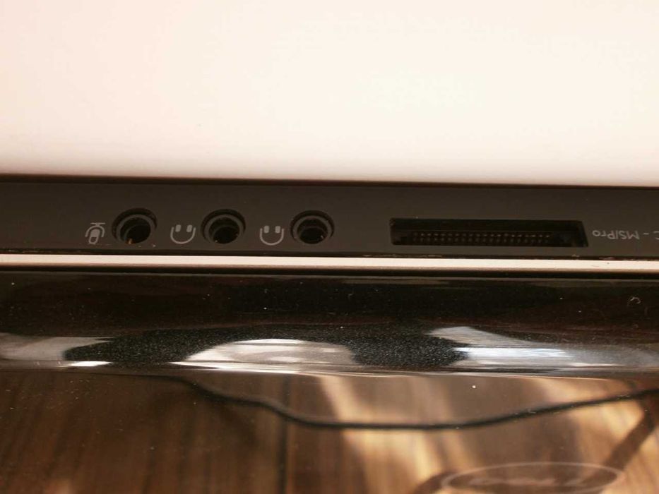 Dell Studio XPS 13.3" Лаптоп Notebook Intel 2.4GHz 4GB GeForce 9500M