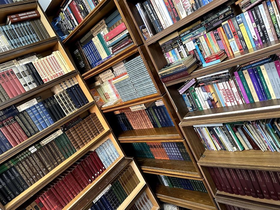 Продаются книги в большом количестве. 
Романы
Детективы
Энциклопедии