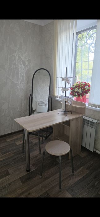Продам маникюрный стол и полка для лаков