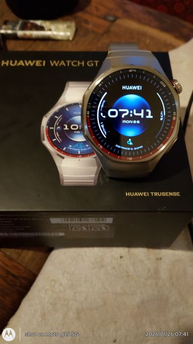 Продавам часовник HUAWEI нов