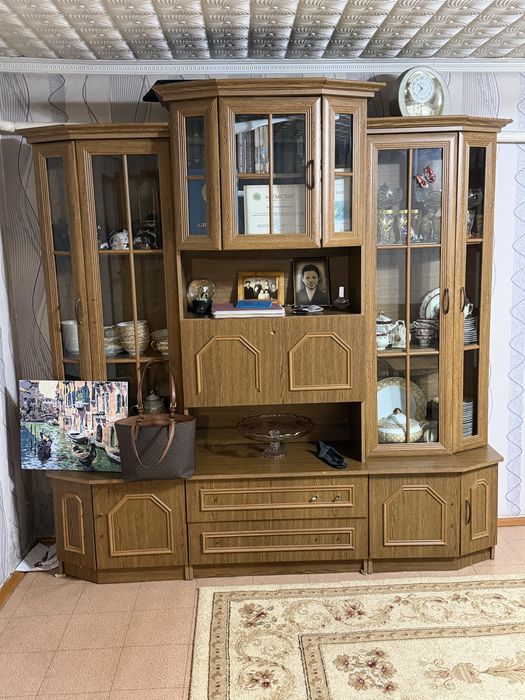 Шкаф в гостинную для посуды