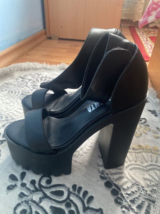 Pantofi cu toc negre