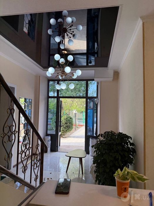 Hotelni ichidan xona arendaga beriladi.
