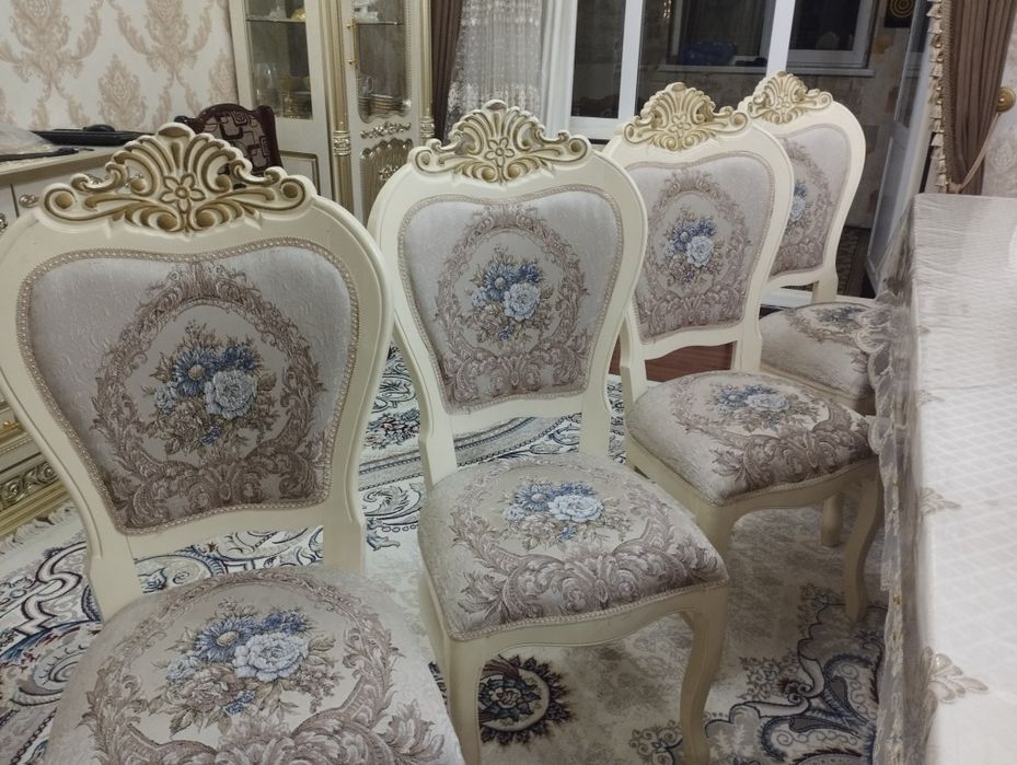 Стол стулья для гостинной