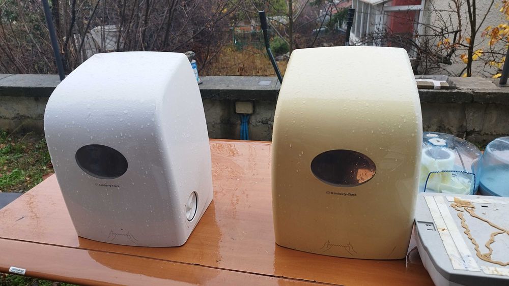 Диспенсъри за течен сапун , тоалетна хартия , кърпи за ръце и кух рола