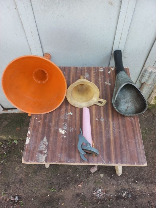 Воронка для жидкости и приспособление для выливания с канистры .