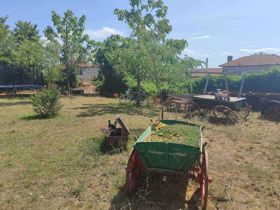 Две самостоятелни къщи в делим двор в с. Ген. Кантарджиево