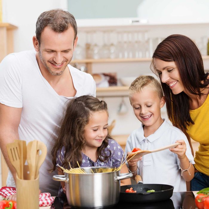 Set 5 ustensile bucatarie cu suport 2 lingiuri 2 spatule cleste bambus