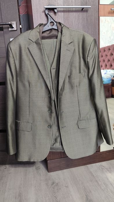 Продам костюм 3ка размер 50