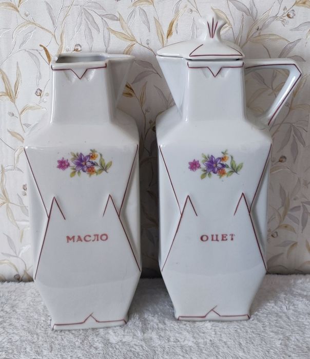 Порцеланови буркани за подправки. От два сервиза, за допълване.
