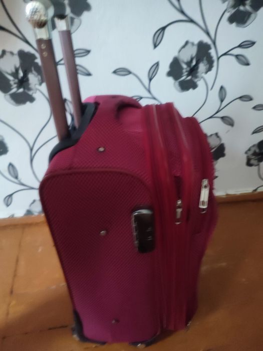 Чемодан небольшой но колёсиках