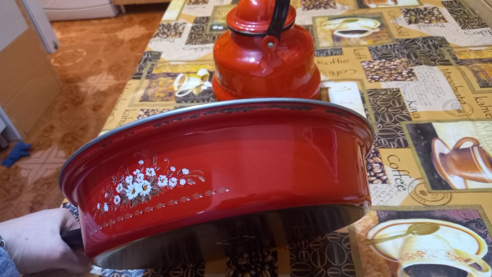 Vand ibric metalic emailat rosu cu model cu capac și tigaie emailata
