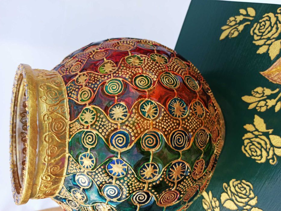 Малък скрин-шкаф, с чекмедже и ваза за сухи цветя.