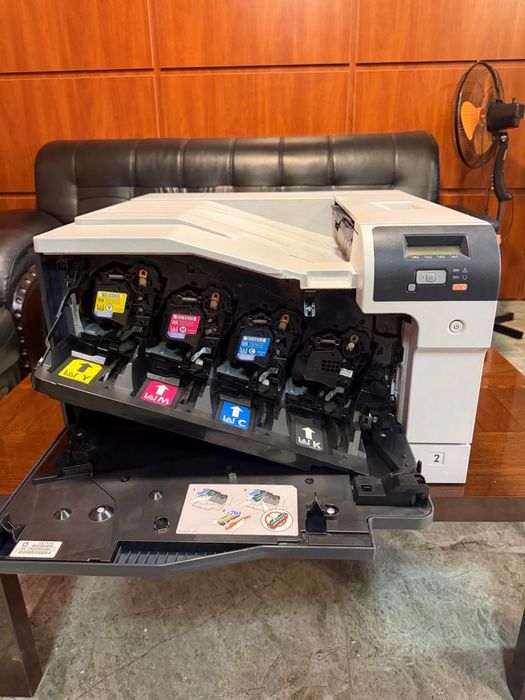 Продам HP Color Laser Jet CP 5225
