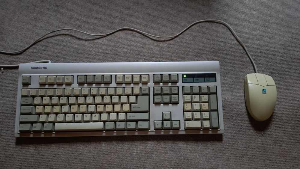PC Retro Gaming – Pentium MMX 233MHz, Windows 98, Voodoo 3 – Complet cu tastatură, mouse și CD-uri – Perfect pentru jocuri clasice