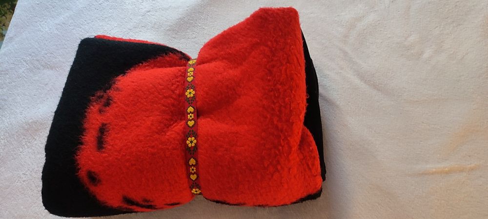 Pătură groasă, 140/190 cm, roșu cu negru, imprimeu inimă