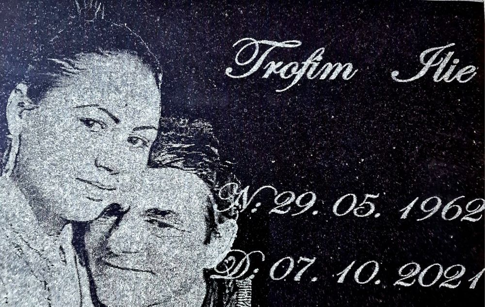 Fotogravura cimitir , granit negru , placa mormant, cruce, felinar