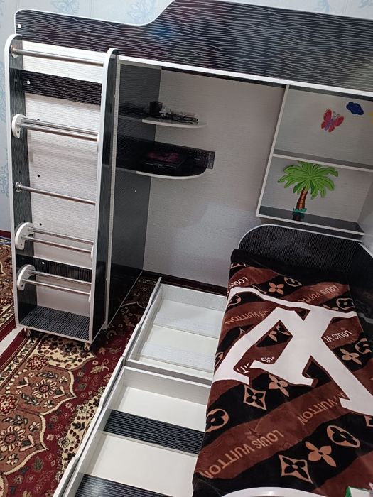 Двухъярусная кровать со шкафом и полками