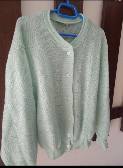 Pulovar subtire cu nasturi, de dama marime 48 - 50 respectiv  XL in stare foarte buna fara nici un defect. 
Material PNA. 
Masuratorile au fost efectu
