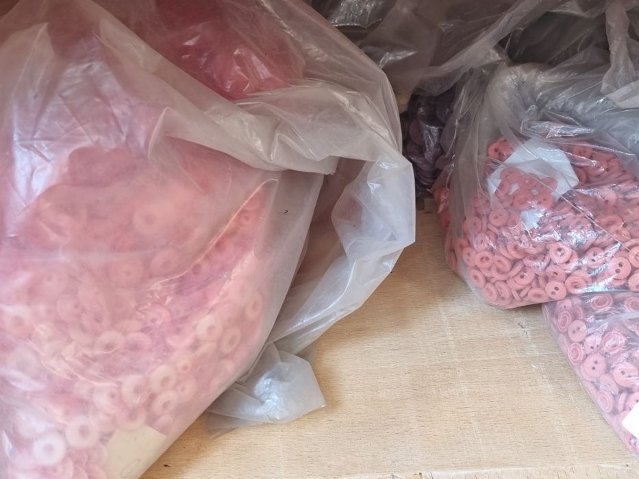 Продавам шивашки материали-копчета и ципове